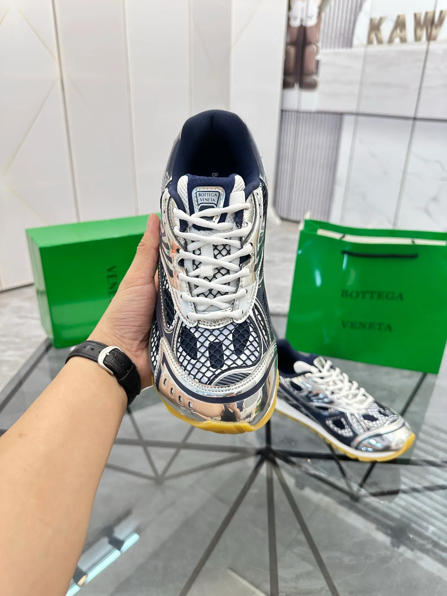 Factory men's shoes 💰: 620💰 (top version) BV Orbit sneakers Wang Yibo's same style couple's dad shoes Runner sneakers, made of lightweight technical mesh fabric. Matched with geometric pattern designed rubber outsole Wang Zha series high version Look for the package craftsmanship The actual height is much higher, but the legs are still slim. Very nice and playable and durable Matching to the standard 💯 Package shoe technology Look for the high version The outsole is made of color-blocked TPU outsole Women's model 35 36 37 38 39 40 41 (40 41 customized) Men's model 38 39 40 41 42 43 44 45. (Customized size 38 45.46) No. H345